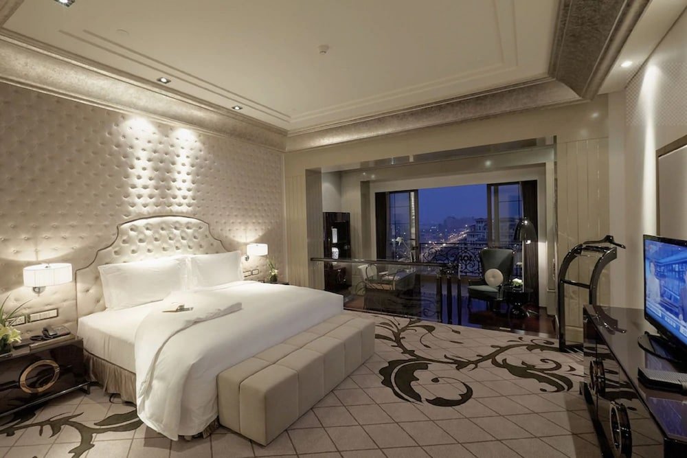 Chateau Star River Hotel Shanghai Room Type - Business Room with King Size Bed