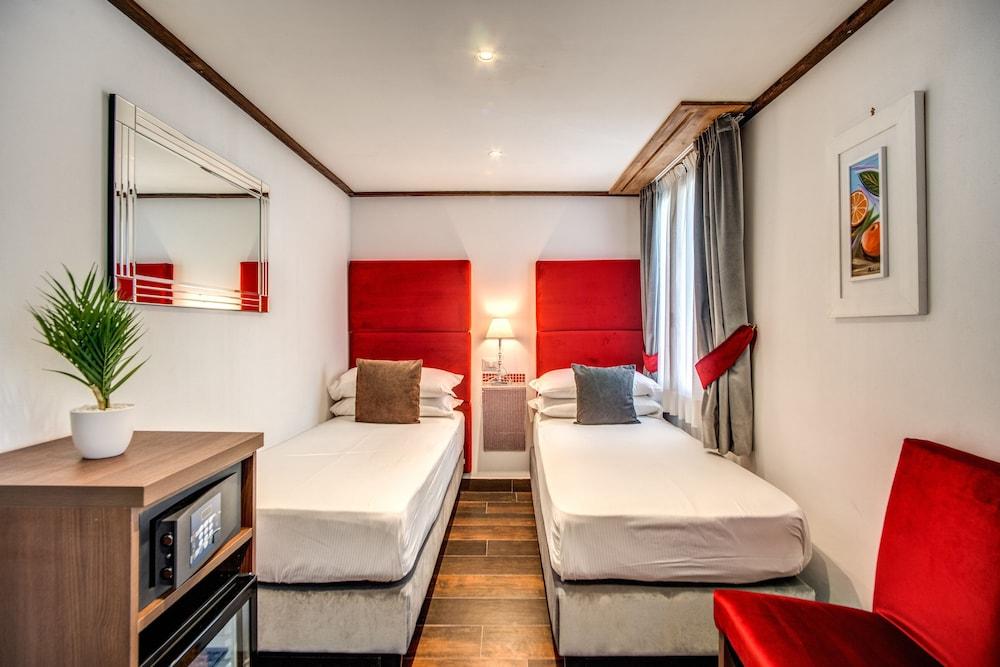 Piazza di Spagna Comfort Rooms - Tap to explore photos