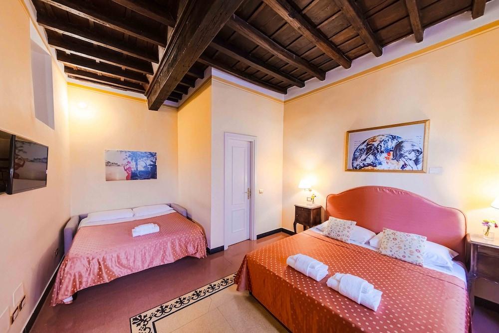 Casa de' Fiori Biscione Room Type - Quadruple Room Casa de' Fiori Biscione Room Type - Quadruple Room