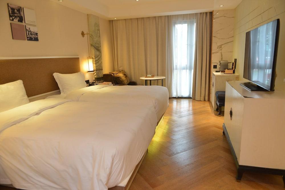 LN Hotel Five Room Type - Deluxe Twin Room