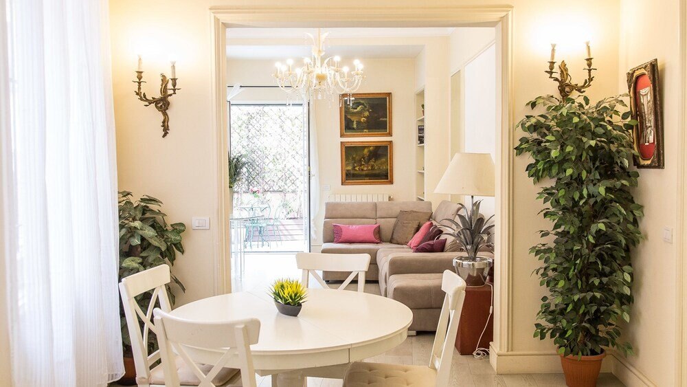 Rental in Rome Augustus Terrace Deluxe - Tap to explore photos