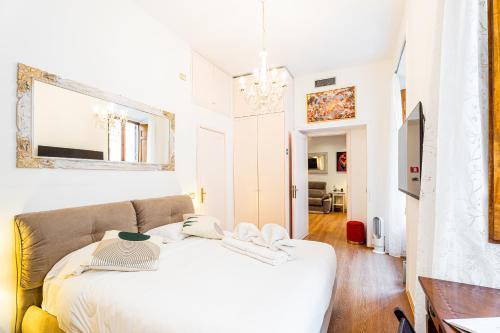 The Eclectic Loft Spagna - Tap to explore photos