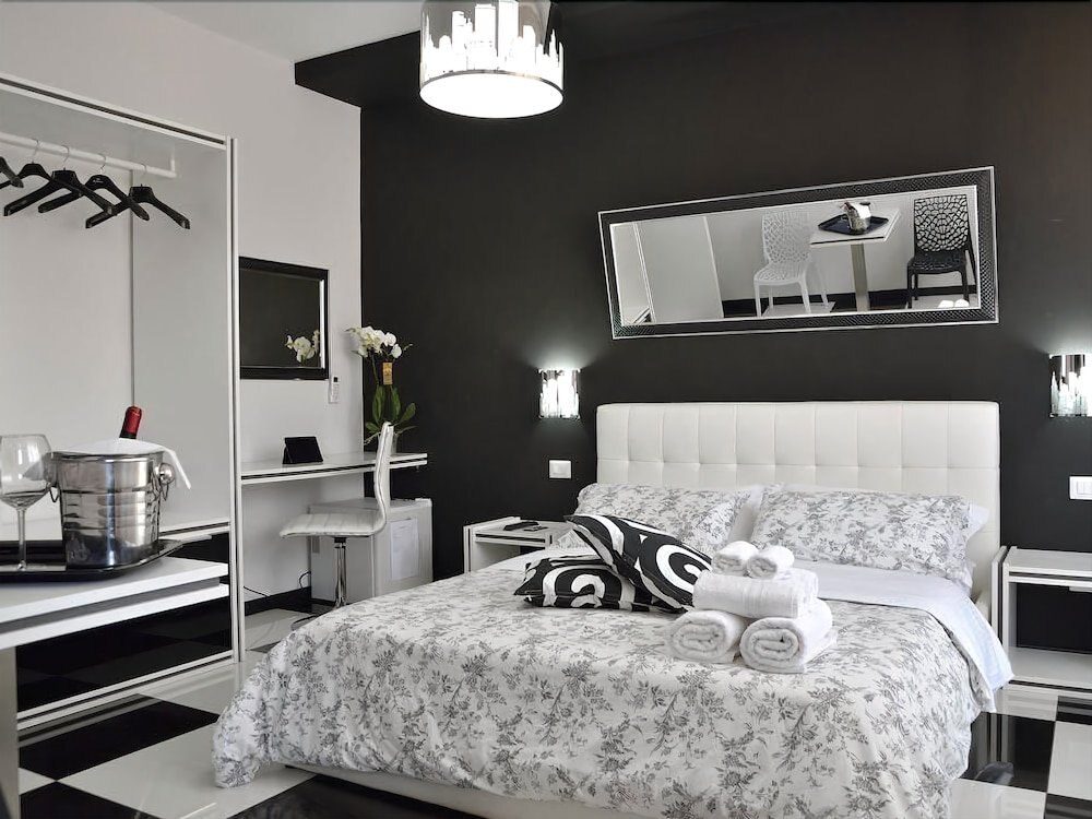 Black & White G&G Room Type - Deluxe Double Room, Ensuite, City View