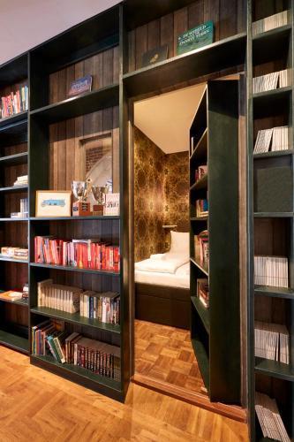 Hotel Not Hotel Amsterdam Room Type - Secret Bookcase S (shared bathroom)