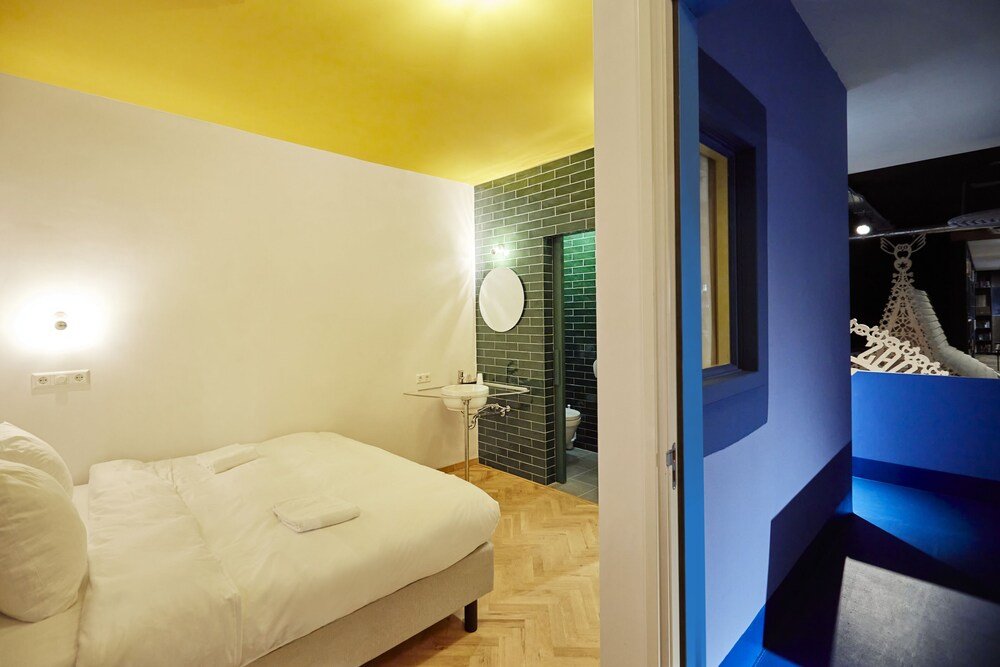 Hotel Not Hotel Amsterdam Room Type - Basic Double Room (The Blue House Upstairs)