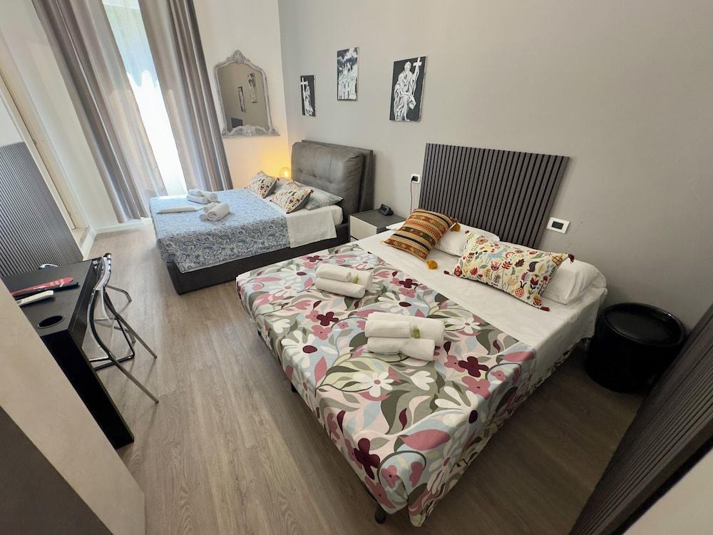 Gate 40 Room Type - Deluxe Quadruple Room