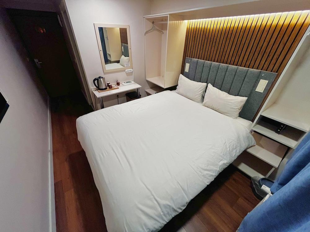 Naila Hotel Room Type - Economy Double Room