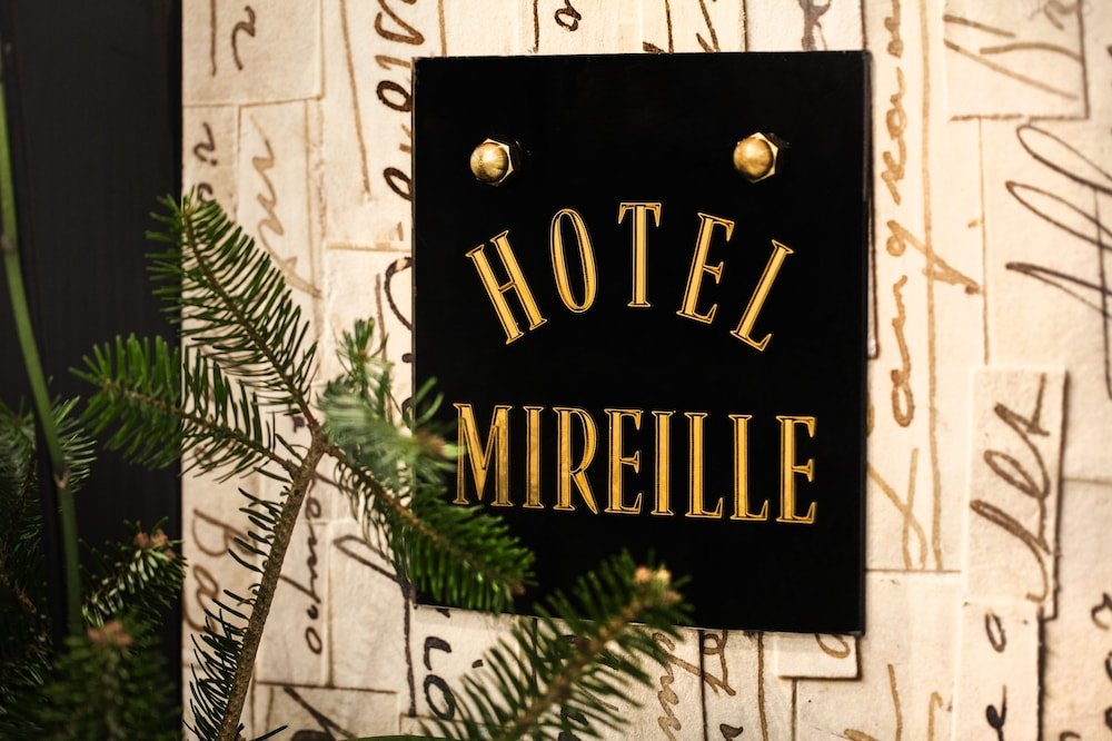 Hôtel Le Mireille - Tap to explore photos