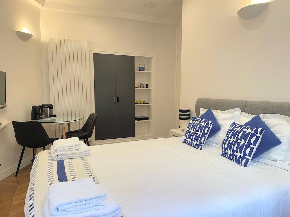 Paris Square Room Type - Superior Double Room