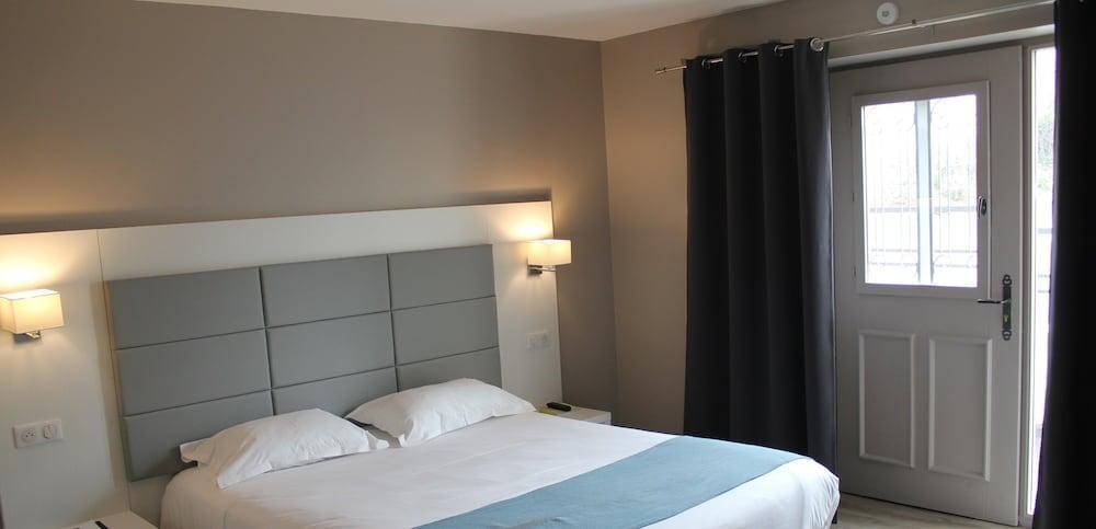 Le Quincangrogne Room Type - Double Room, Accessible (Parking side, view train tracks) Le Quincangrogne Room Type - Double Room, Accessible (Parking side, view train tracks)