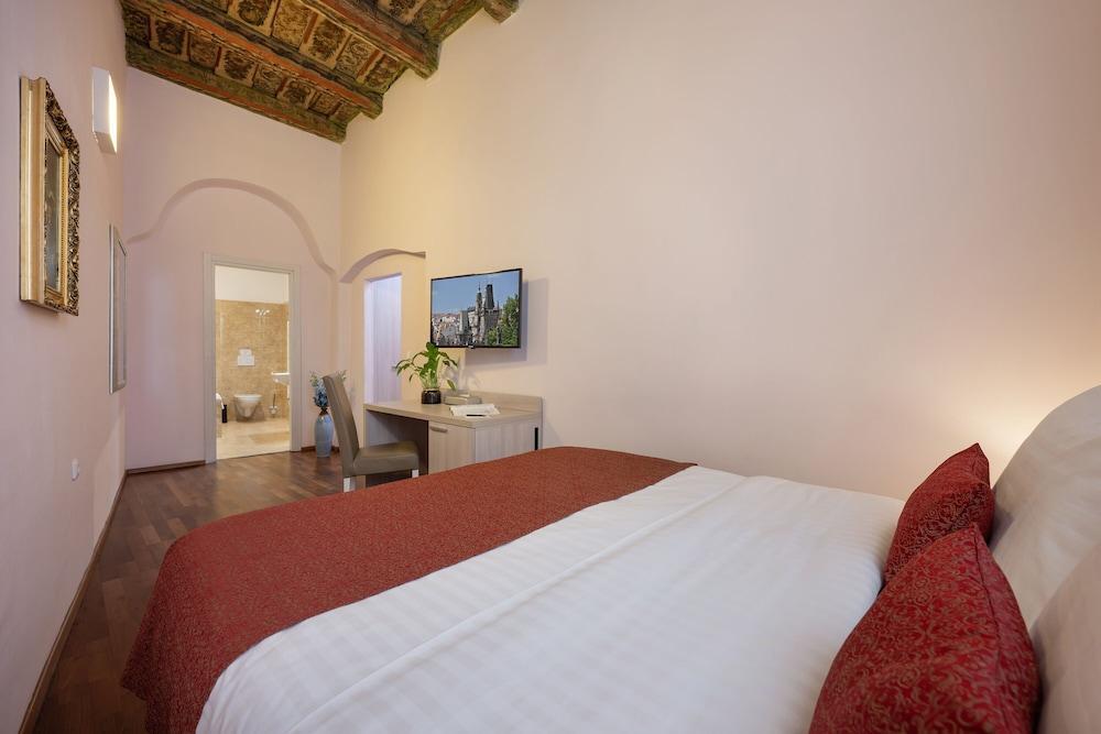 Boutique Residence by Little King Room Type - Comfort Double Room, Bathtub