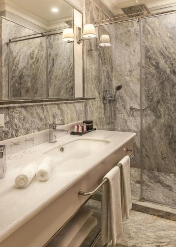 New Bosphorus Hotel - Tap to explore photos