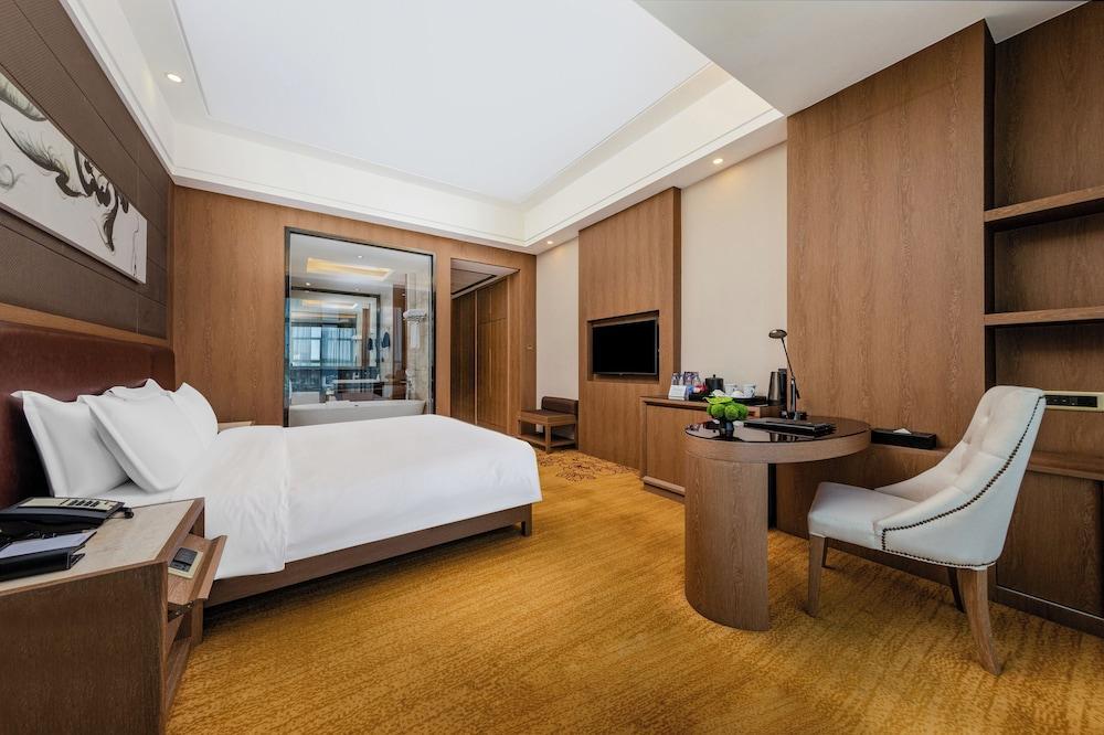 Honder International Hotel Room Type - Deluxe King Room