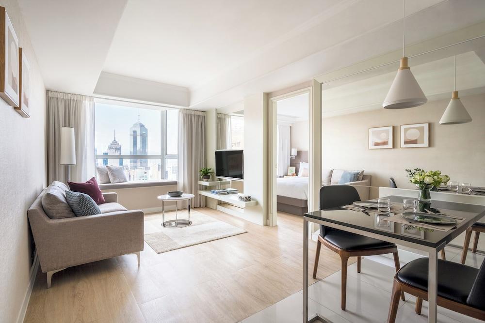 Two MacDonnell Road Room Type - Skyline Suite