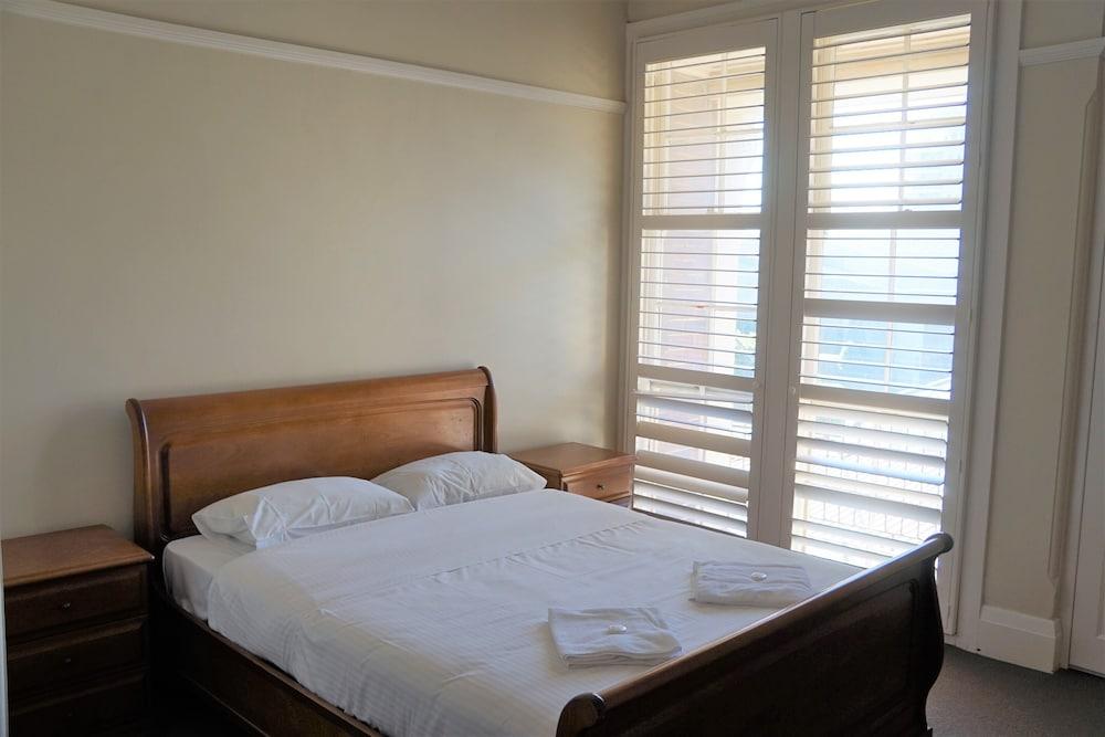 Palace Hotel Mortlake Room Type - Queen Room with Shared Bathroom
