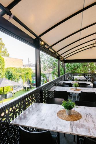 Palace Hotel Mortlake - Tap to explore photos
