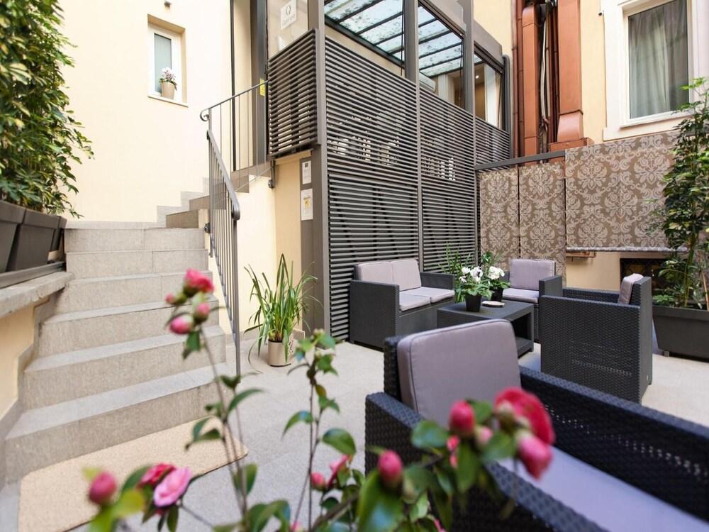 Quirinale Luxury Rooms - Tap to explore photos