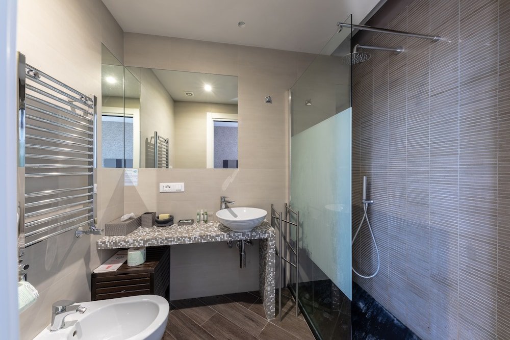 Blue Inn Luxury Suites - Tap to explore photos