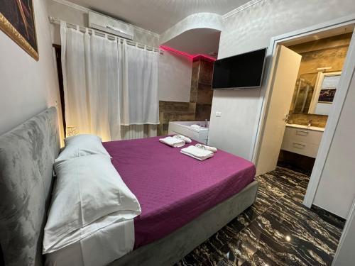 Suite and room Room Type - Deluxe Suite with Spa Bath