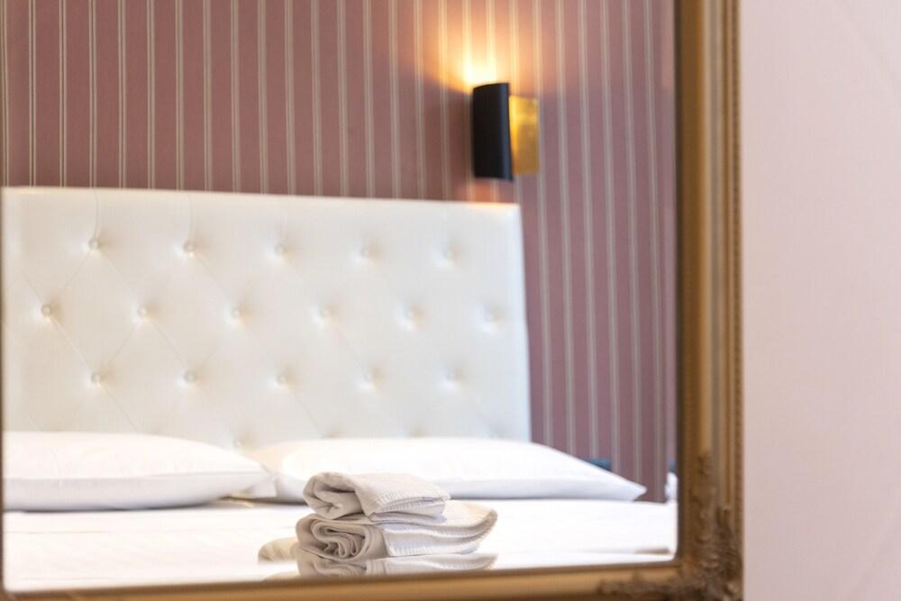 La Grande Bellezza Guesthouse Rome Room Type - Standard Triple Room, Ensuite