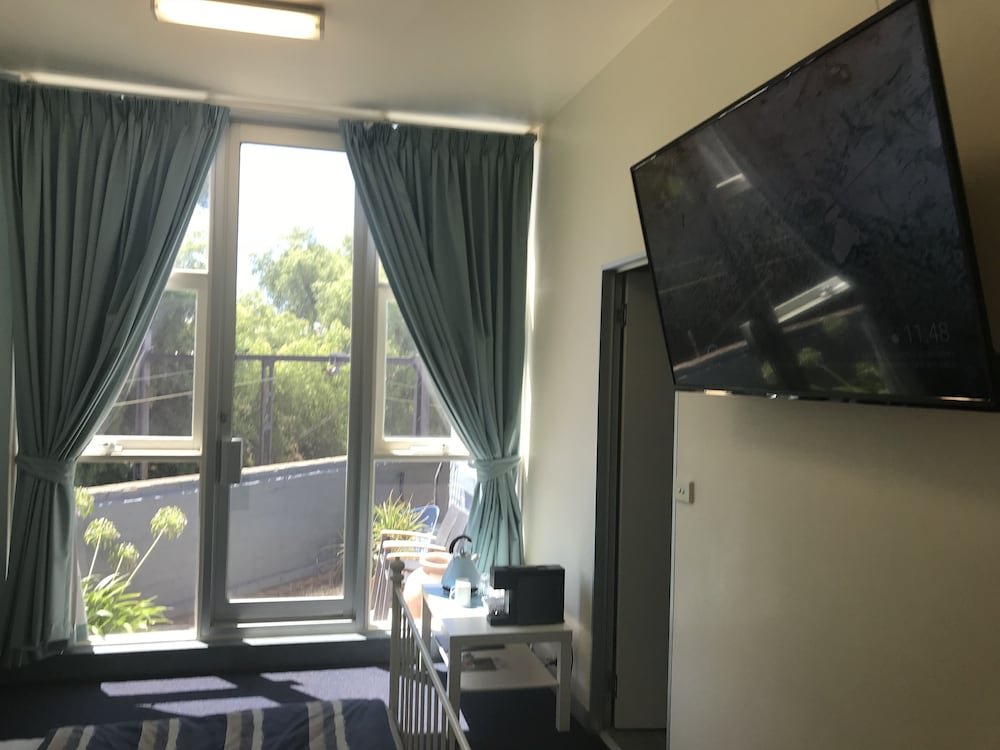 SmartStay Melbourne - Tap to explore photos