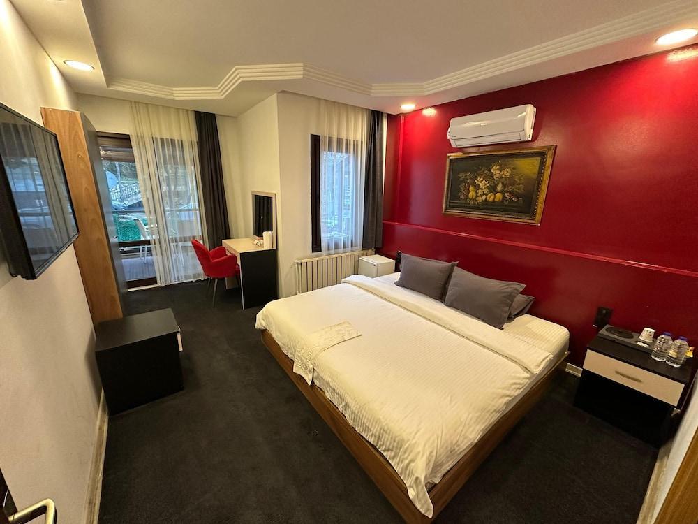 Mavilla Hotel Room Type - City Room, 1 King Bed, Smoking, Pool View