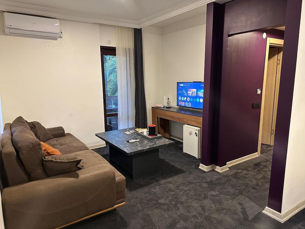 Mavilla Hotel Room Type - Junior Room, 1 Queen Bed, Smoking, Pets Allowed