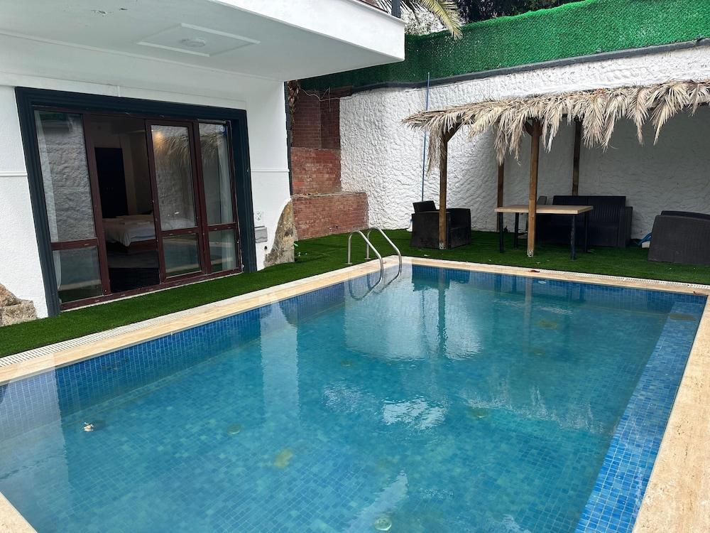 Mavilla Hotel Room Type - City Room, 1 Queen Bed, Non Smoking, Pool View