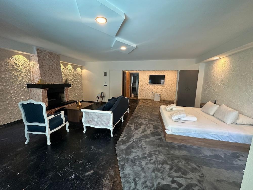 Mavilla Hotel Room Type - Deluxe Room, 1 Bedroom, Smoking, Sea View