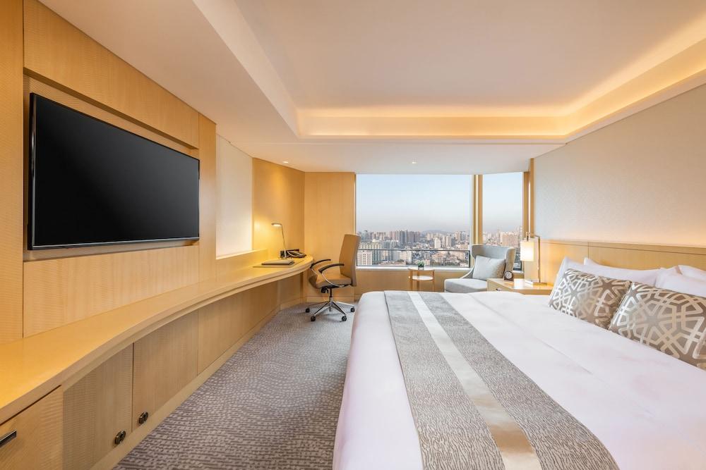 White Swan Hotel Room Type - Standard Room City View Queen Bed