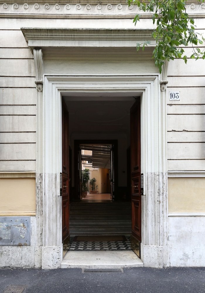 Residenza Crescenzio - Tap to explore photos