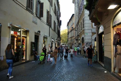 Campo De Fiori Prestige Rooms - Tap to explore photos