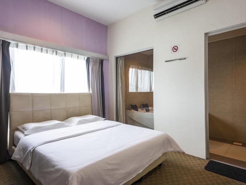 Raintree Hotel Room Type - Premier Queen Room