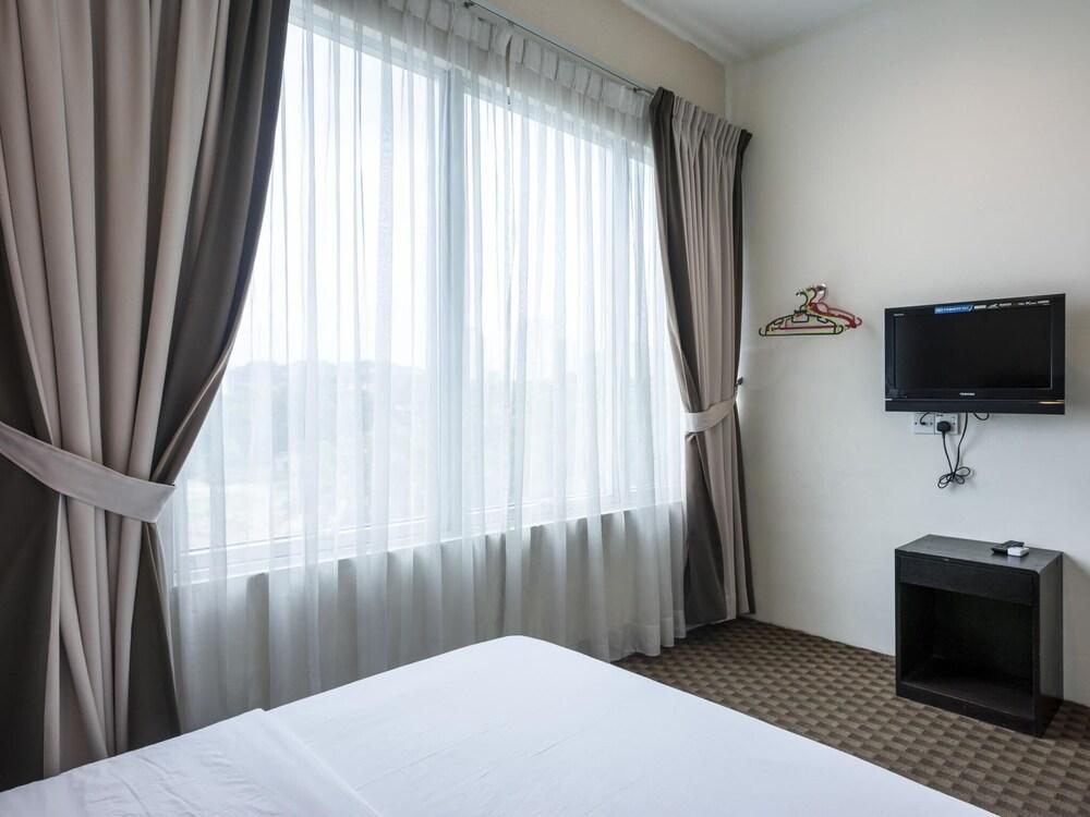 Raintree Hotel Room Type - Superior Queen Room