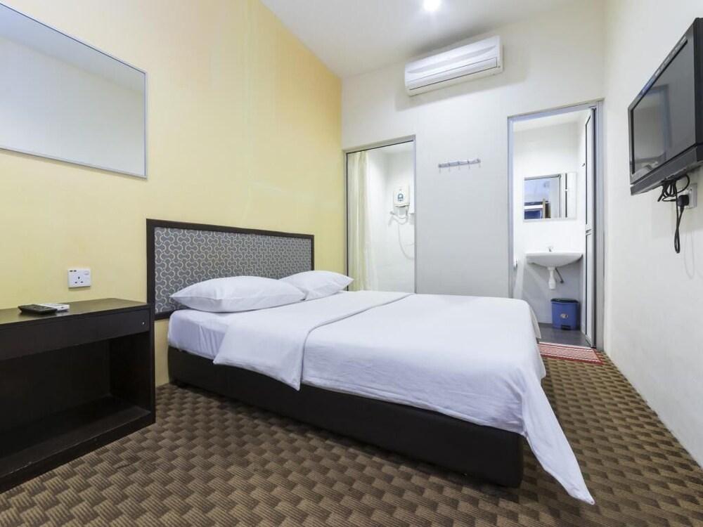 Raintree Hotel Room Type - Standard Queen Room, No Windows