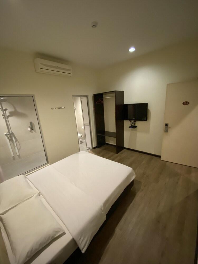 Raintree Hotel Room Type - Executive Queen Room