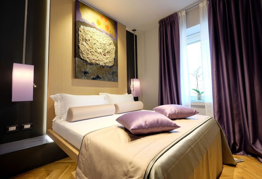 Navona Rooms Room Type - Economy Double Room, 1 Queen Bed, Private Bathroom, City View