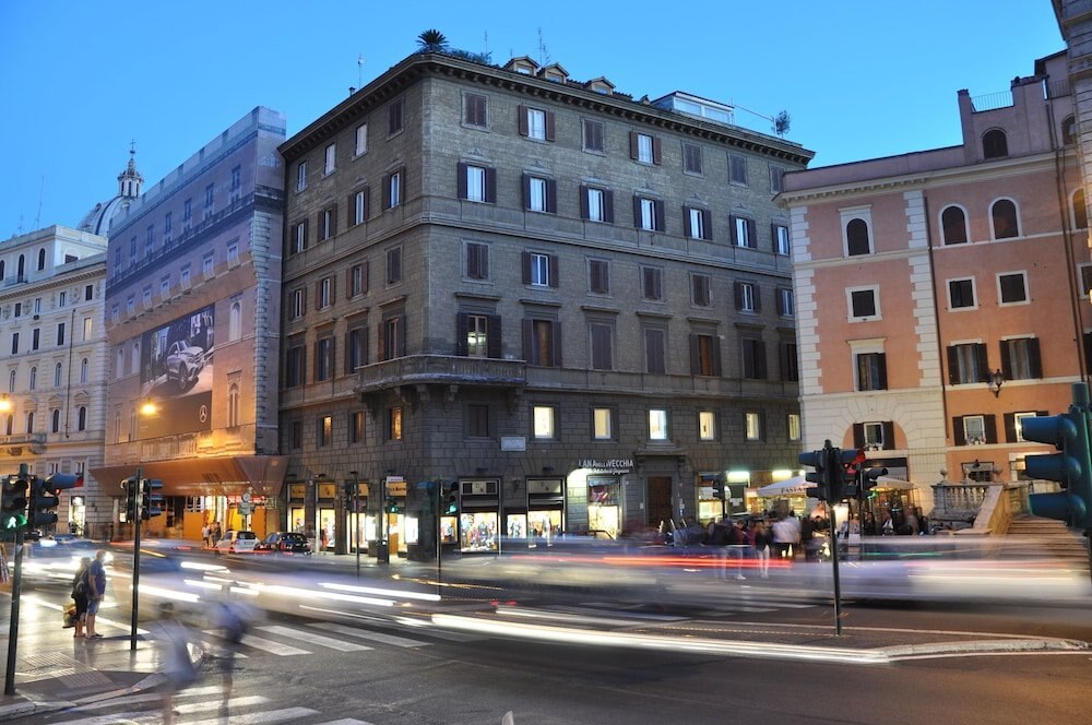 Navona Rooms - Tap to explore photos