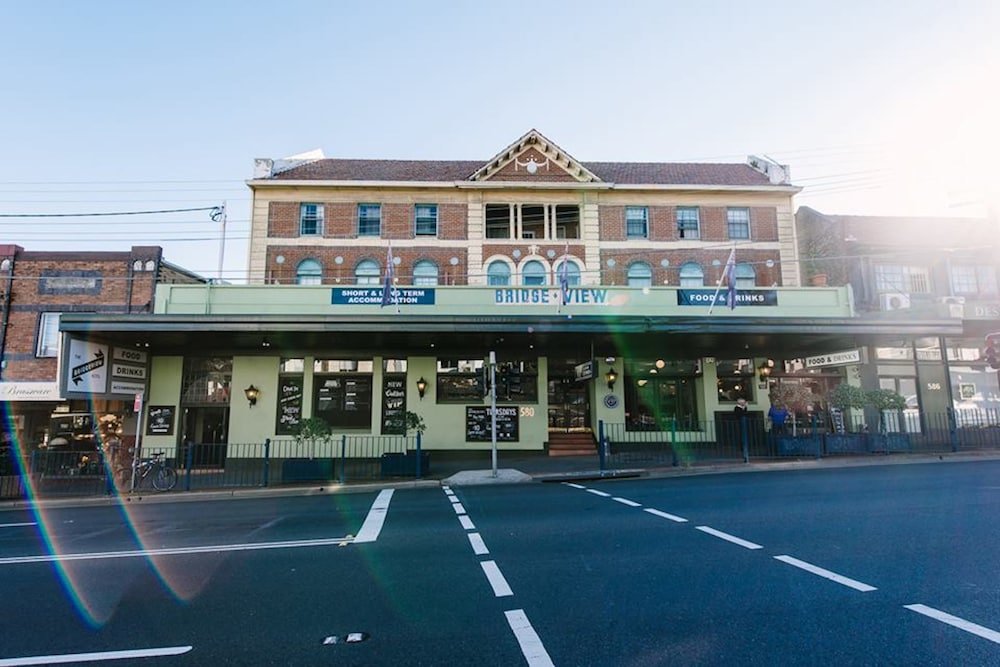 Bridgeview Hotel Willoughby - Tap to explore photos