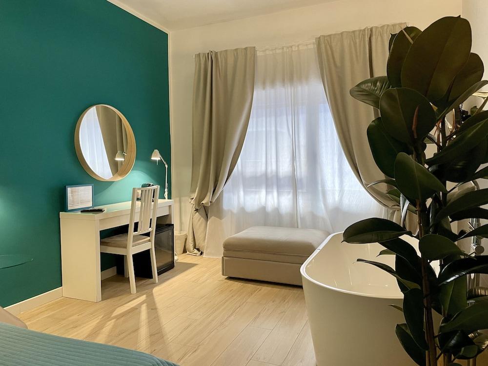 Le Coq Suites - Tap to explore photos