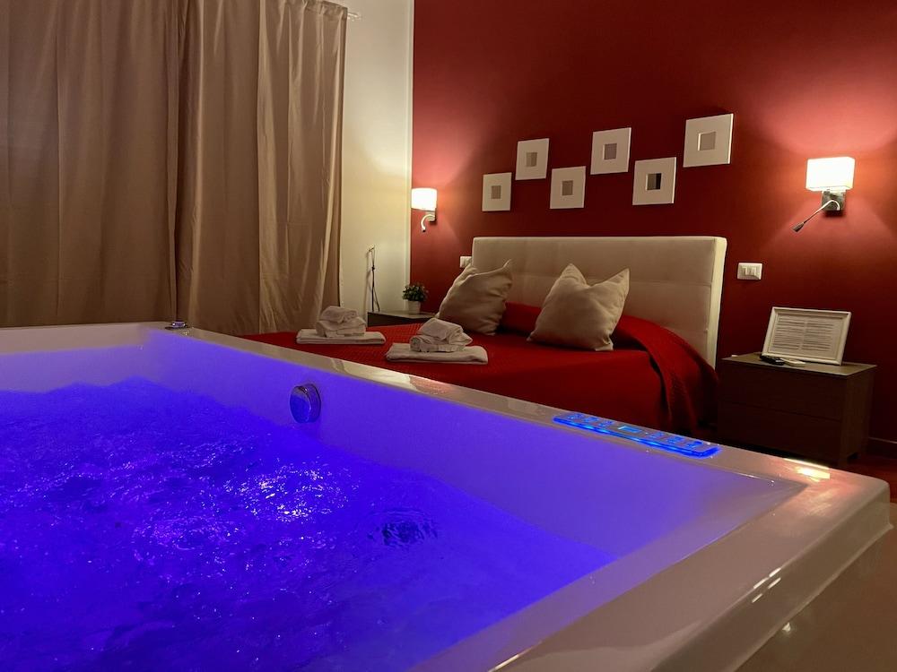 Le Coq Suites Room Type - Luxury Suite, Jetted Tub
