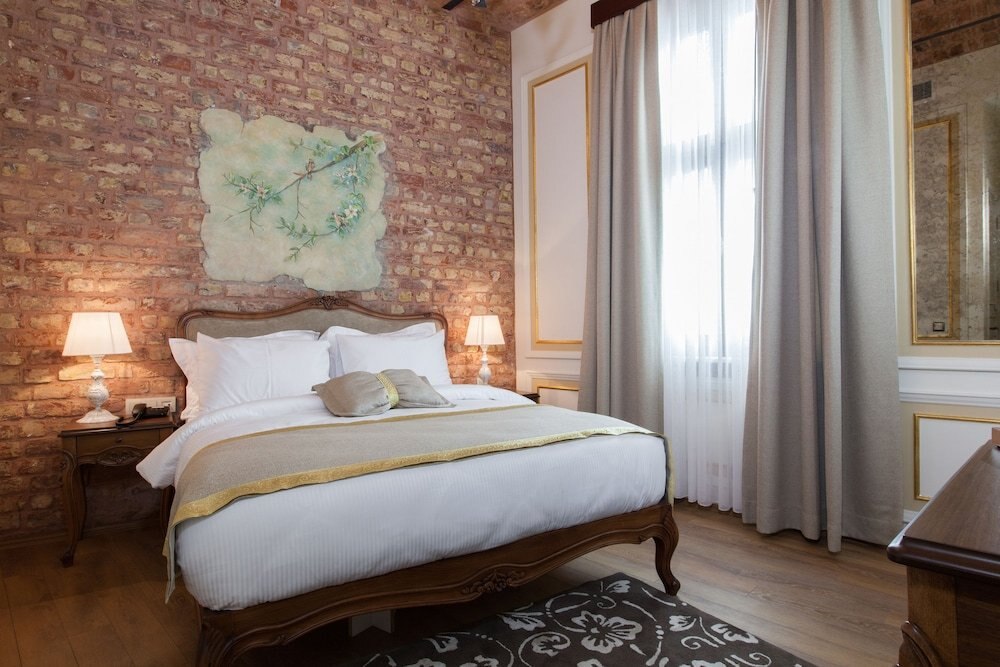 Hotel Pera Parma - Tap to explore photos