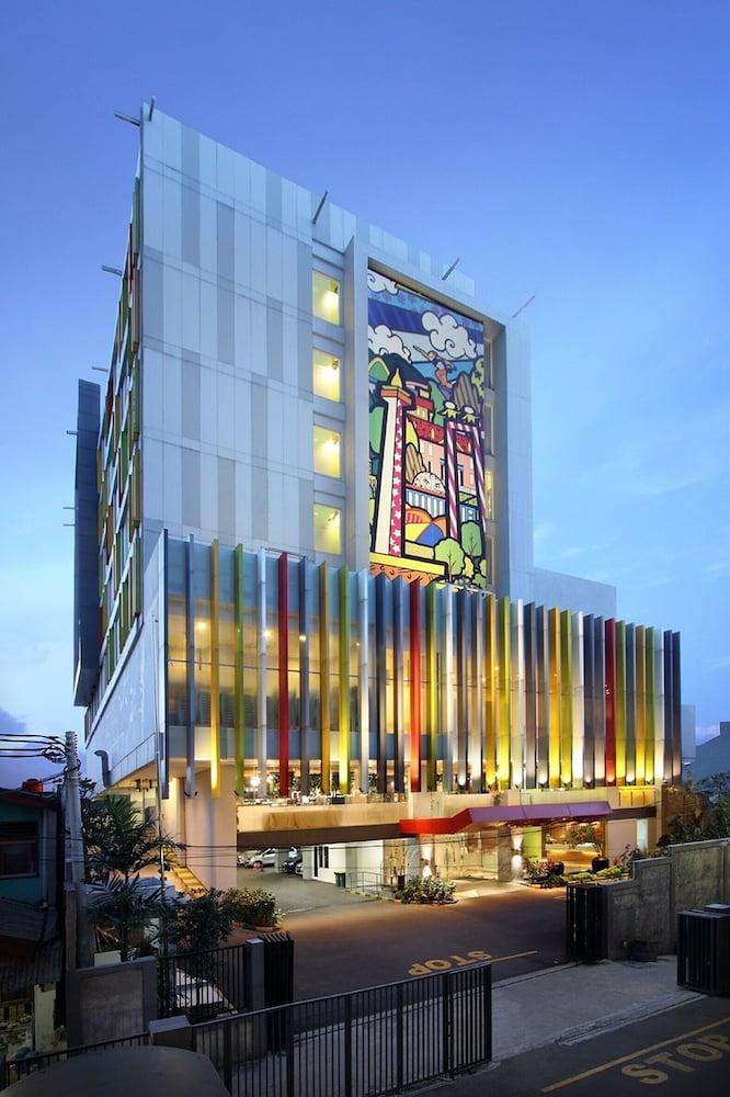 MaxOne Hotels at Pemuda - Tap to explore photos