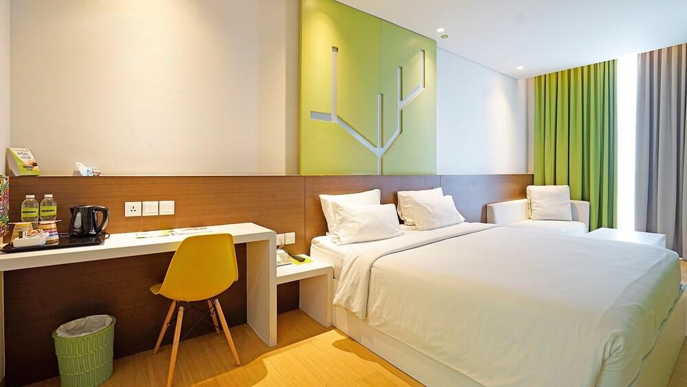 MaxOne Hotels at Pemuda - Tap to explore photos