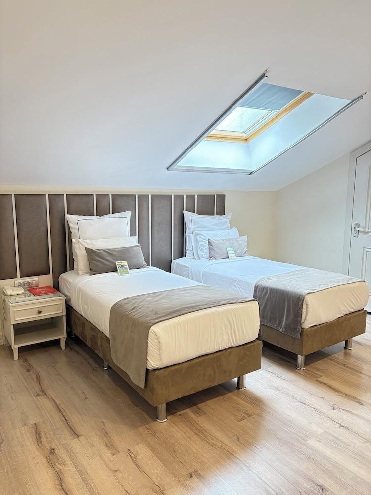 Le Petit Palace Hotel Room Type - Deluxe Triple Room