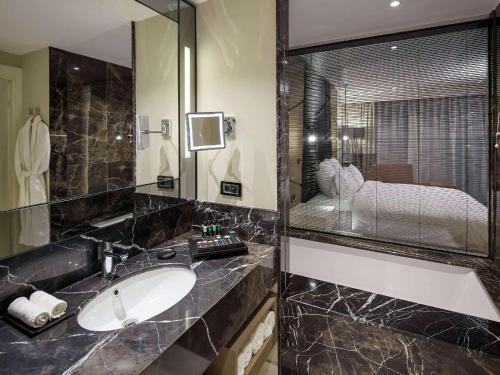Pullman Istanbul Airport and Convention Center Hotel Room Type - Superior King Room with City View Pullman Istanbul Airport and Convention Center Hotel Room Type - Superior King Room with City View