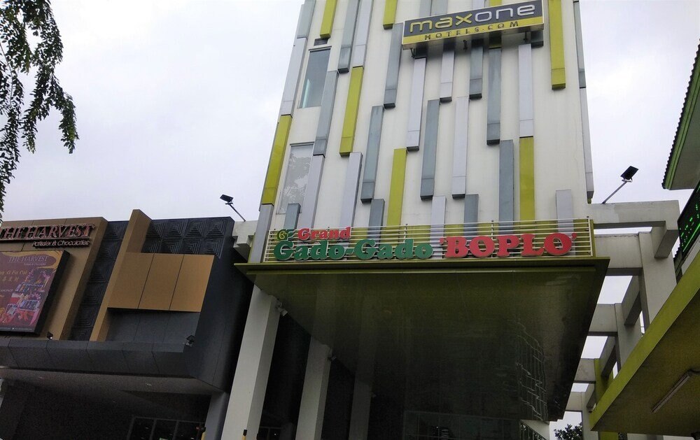 MaxOneHotels.com at Kramat - Tap to explore photos