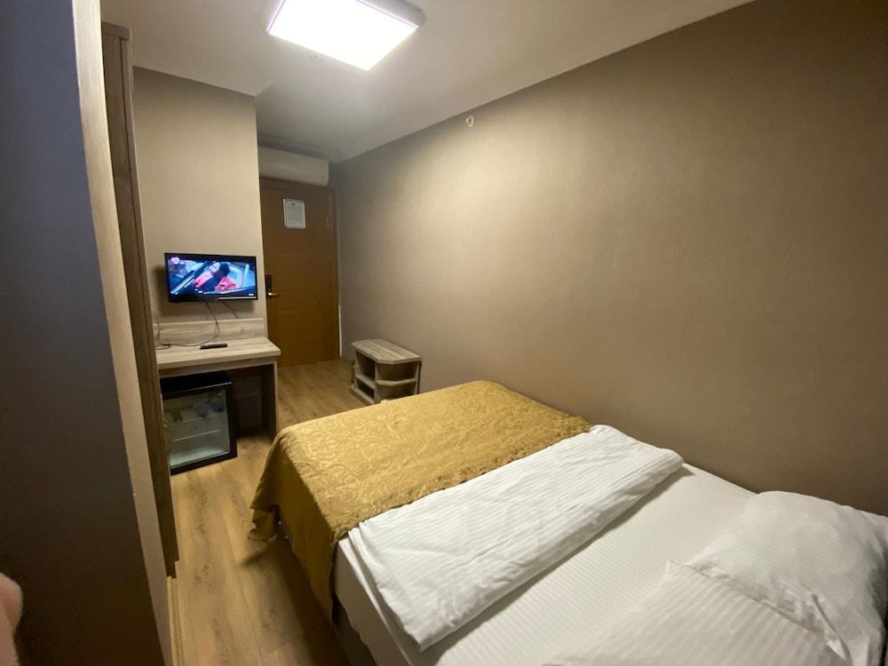 Golden Lounge Hotel Room Type - Economy Double Room