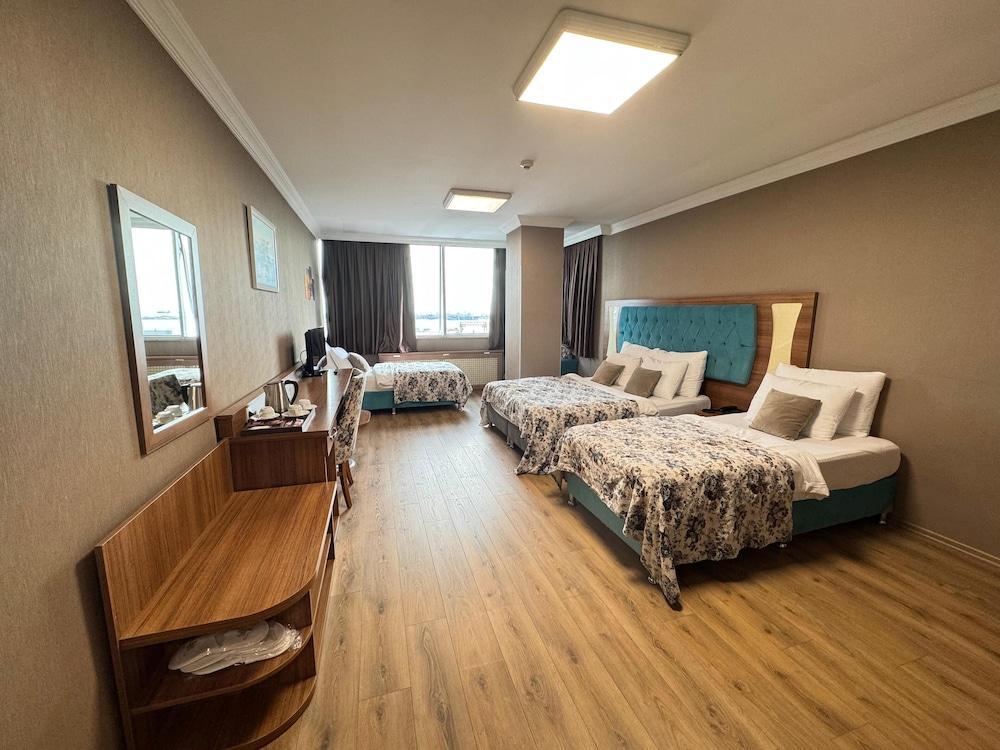Golden Lounge Hotel Room Type - Deluxe Quadruple Room Golden Lounge Hotel Room Type - Deluxe Quadruple Room