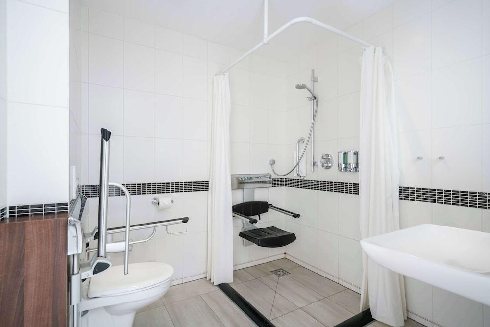 Hampton by Hilton Amsterdam Centre East - Tap to explore photos